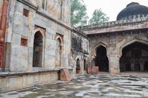 arquitetura mughal dentro dos jardins de lodhi, delhi, índia, bela arquitetura dentro da mesquita de três cúpulas no jardim de lodhi é considerada a mesquita de sexta-feira para a oração de sexta-feira, túmulo do jardim de lodhi foto