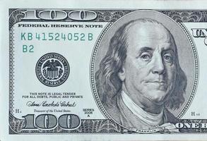 retrato de nós presidente benjamin franklin no fragmento de macro closeup de notas de 100 dólares. estados unidos nota de dinheiro de cem dólares foto