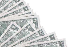 2 contas de dólares americanos estão isoladas em fundo branco com espaço de cópia empilhado no ventilador de perto foto