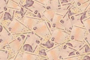 5 contas de liras turcas encontram-se na pilha grande. fundo conceitual de vida rica foto