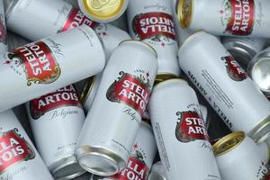 muitas latas de cerveja stella artois ao ar livre. stella artois é a cerveja belga mais famosa do mundo de propriedade da ab inbev foto