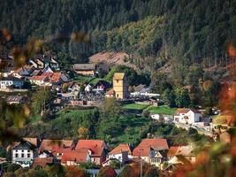 bela vista das montanhas coloridas de vosges de outono foto