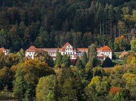 bela vista das montanhas coloridas de vosges de outono foto