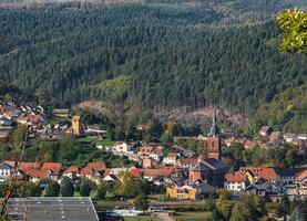 bela vista das montanhas coloridas de vosges de outono foto