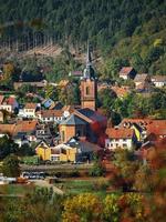 bela vista das montanhas coloridas de vosges de outono foto