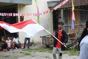 magelang, indonésia, 2022 - um jovem carregando uma bandeira vermelha e branca em uma caminhada saudável. foto