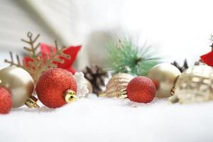 Decoração de Natal. abeto de natal com bola e luzes brilhantes borradas. composição de natal é com bolas coloridas na neve. decoração de natal na neve com desfoque abstrato foto