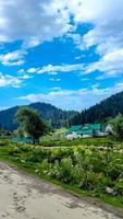 bela montanha e céu nublado vista de jammu e caxemira foto