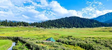 bela montanha e céu nublado vista de jammu e caxemira foto