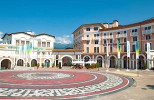 sochi, rússia - 30 de agosto de 2021 resort krasnaya polyana eun as montanhas. foto