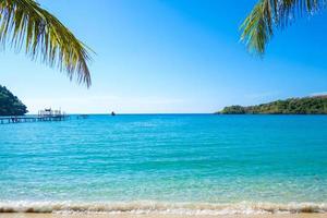 bela praia tropical como paisagem marítima de verão com montanhas e céu azul para viajar no tempo de relaxamento de férias foto