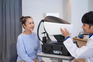 médico usando penlight e equipamento de quadro de optometria e fazer refração subjetiva para examinar o sistema visual ocular de mulheres pacientes mais velhas com máquina profissional antes de fazer óculos. foto