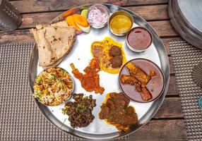 comida não vegetariana thali ou prato de Maharashtra, Índia foto