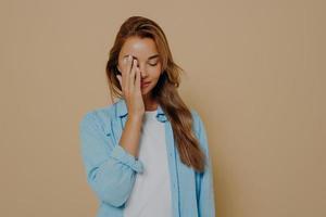 retrato de jovem cansado e irritado posando no estúdio foto