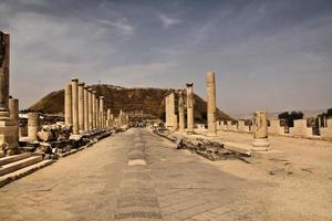 uma vista da antiga cidade romana de beit shean em israel foto