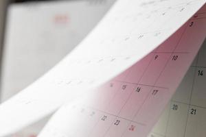 Resumo desfoque a página do calendário virando a folha close-up plano de programação de negócios planejamento reunião conceito foto