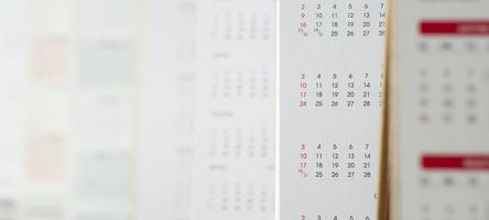 fechar as datas da página do calendário e o conceito de reunião de compromisso de planejamento de negócios de plano de fundo do mês foto