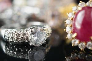 lindo fundo de joias de anéis de diamante foto