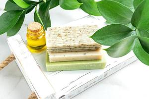 barras de sabão natural com ervas secas e óleos essenciais. conceito de cuidados com a pele, tratamento de spa em casa foto