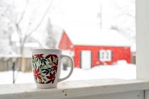 relaxando e bebendo café ou chá, as xícaras de café em um dia de neve, na varanda. conceito de relaxamento. fundo desfocado de lindo. foto