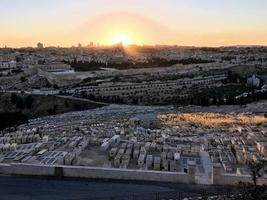 um pôr do sol sobre jerusalém do monte das oliveiras foto