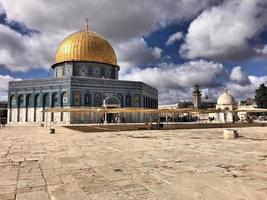 uma vista da cúpula da rocha em jerusalém foto