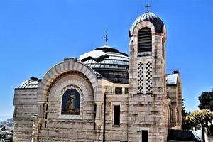 uma vista da igreja de são pedro em galicantu em jerusalém foto