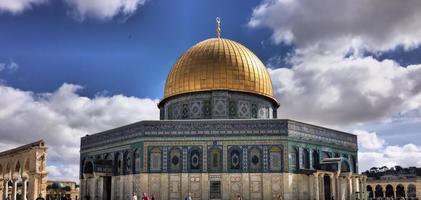 uma vista da cúpula da rocha em jerusalém foto