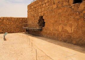 uma vista da fortaleza de massada no topo da colina em israel foto