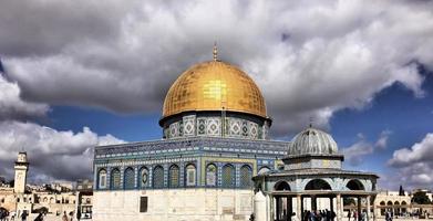 uma vista da cúpula da rocha em jerusalém foto