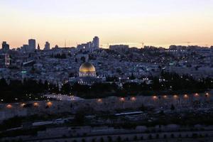 um pôr do sol sobre jerusalém do monte das oliveiras foto