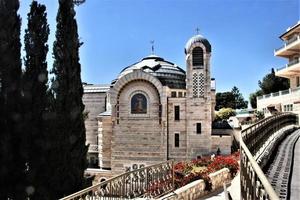 uma vista da igreja de são pedro em galicantu em jerusalém foto