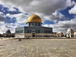 uma vista da cúpula da rocha em jerusalém foto