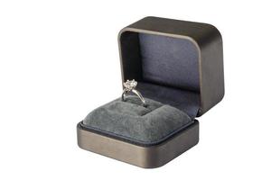 anel de diamante na caixa de presente de joias isolada no fundo branco foto