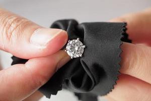 joalheiro de limpeza de jóias anel de diamante com pano de tecido foto