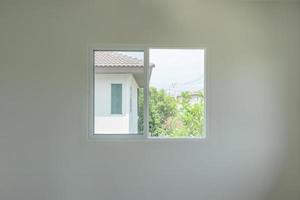 interior da casa de moldura de janela de vidro na parede branca foto
