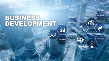 estatísticas de crescimento de inicialização de desenvolvimento de negócios. conceito gráfico de processo de desenvolvimento de estratégia de plano financeiro. foto