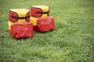 alegres sapatos vermelhos. equipamento para brincar ao ar livre. é uma corrida ridícula. foto