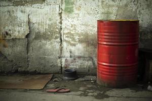 barril vermelho. zona industrial. tanque de combustível. foto