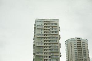 edifícios na cidade. vista das casas. edifício de vários andares em dia nublado. foto