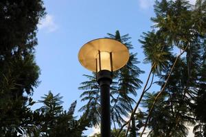 lanterna para iluminar a rua da cidade à noite. foto