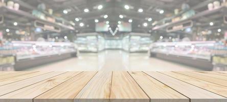 tampo da mesa de madeira com supermercado desfocado fundo desfocado com luz bokeh para exibição de produtos de supermercado foto