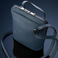 um tiro de close-up de uma bolsa de couro azul de luxo foto