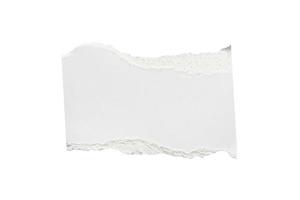 tiras de bordas rasgadas de papel branco rasgadas isoladas no fundo branco foto