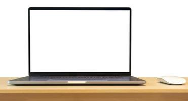 laptop com tela em branco na mesa de madeira isolada no fundo branco foto