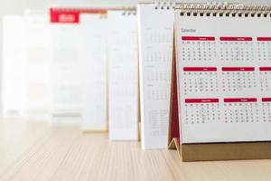 fechar as datas da página do calendário e o conceito de reunião de compromisso de planejamento de negócios de plano de fundo do mês foto