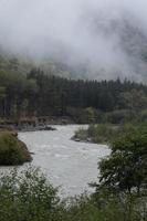 outono e neblina nas montanhas. foto vertical. papel de parede fotográfico com vista para a montanha, espaço para texto