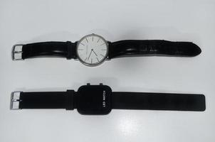 blitar, indonésia - 3 de outubro de 2022 dois relógios masculinos com a marca hannah martin e relógio led isolado em um fundo branco foto