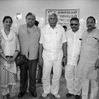 nova delhi, índia, 19 de junho de 2022 - ram niwas goel em traje branco orador na assembleia legislativa de delhi em delhi vidhansabha durante campo de doação de sangue realizado no templo de balaji, vivek vihar, delhi, índia foto
