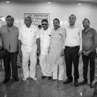 nova delhi, índia, 19 de junho de 2022 - ram niwas goel em traje branco orador na assembleia legislativa de delhi em delhi vidhansabha durante campo de doação de sangue realizado no templo de balaji, vivek vihar, delhi, índia foto